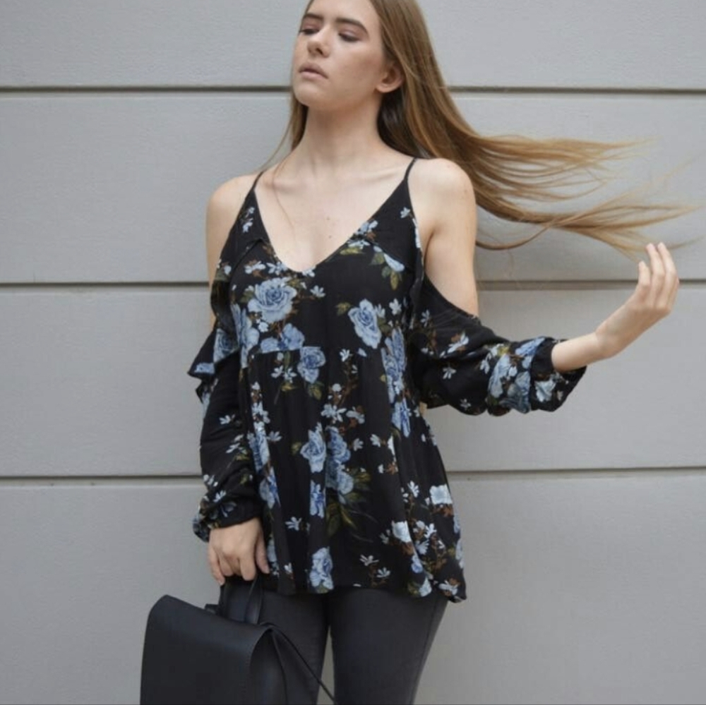 American Eagle cold shoulder top, size medium